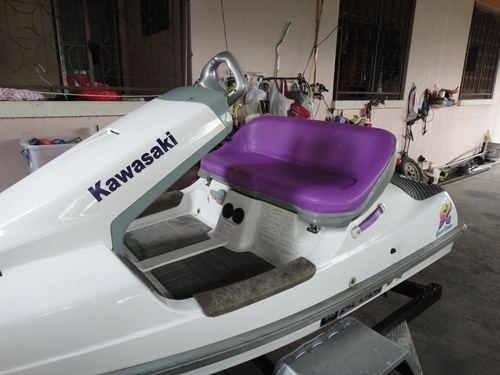 ต้องการขายเจ็สกีนั่ง ยี่ห้อ คาวาซากิ รุ่นSC650  แฮนด์โยกได้ 3 จังหวะ ซ้าย กลาง ขวา มีเกียร์ถอยหลัง  ใบเลส สภาพสวยพร้อมใช้งาน ทดลองขับในน้ำได้  เครื่อง สดกริ๊บเลย  (ท้องเดิมไม่ได้ทำน๊ะ ท้องยังใสปิ๊ง) เครื่องแน่นใช้งานปกติ ไม่มีรั่วซึม