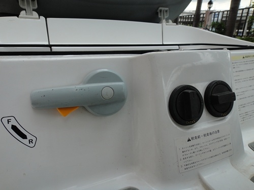 ต้องการขายเจ็สกีนั่ง ยี่ห้อ คาวาซากิ รุ่นSC650  แฮนด์โยกได้ 3 จังหวะ ซ้าย กลาง ขวา มีเกียร์ถอยหลัง  ใบเลส สภาพสวยพร้อมใช้งาน ทดลองขับในน้ำได้  เครื่อง สดกริ๊บเลย  (ท้องเดิมไม่ได้ทำน๊ะ ท้องยังใสปิ๊ง) เครื่องแน่นใช้งานปกติ ไม่มีรั่วซึม