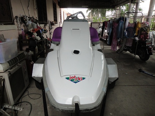 ต้องการขายเจ็สกีนั่ง ยี่ห้อ คาวาซากิ รุ่นSC650  แฮนด์โยกได้ 3 จังหวะ ซ้าย กลาง ขวา มีเกียร์ถอยหลัง  ใบเลส สภาพสวยพร้อมใช้งาน ทดลองขับในน้ำได้  เครื่อง สดกริ๊บเลย  (ท้องเดิมไม่ได้ทำน๊ะ ท้องยังใสปิ๊ง) เครื่องแน่นใช้งานปกติ ไม่มีรั่วซึม