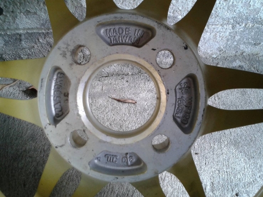 ขอบ15นิ้ว4รู100 พร้อมยาง สวยๆ 1 คู่ ราคา 3500 บาท