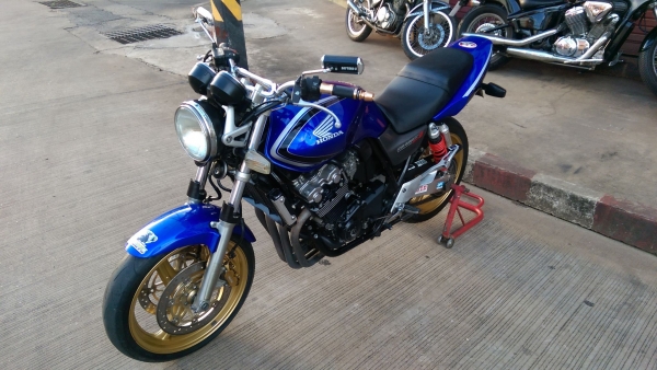 ขายคับ HONDA CB400 TECH2 ปี2002 กญแจชิฟ สีสวย ท่อแต่ง ไฟตาเพชร แฮนด์บาร์ อินวอย สรรพสามิตร ราคา 82500 บาท ส่งได้ทั่วไทยคับ สนใจติดต่อ 081-0578282 FACEBOOK ชาญณรงค์ ป๊อป ชัยอมฤต ไอดีไลน์ POPBIGBIKESAKON คับ สนใจรถสวย ถูก ดี ต้อง POP BIGBIKE SAKONNAKHON คลิ