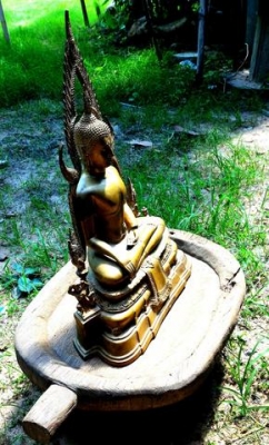 พระพุทธชินราช ออกวัดพระศรีรัตนมหาธาตุวรมหาวิหาร เนื้อทองเหลืองเก่ามีคราบ ฐานกว้าง 15นิ้ว สูง 21นิ้ว พระบ้านพระแท้ครับพิธีใหญ่