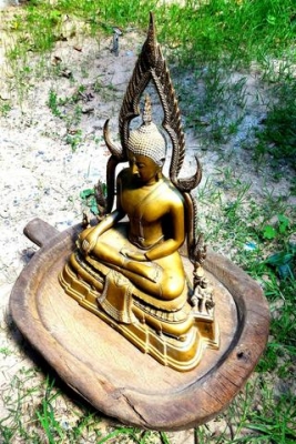 พระพุทธชินราช ออกวัดพระศรีรัตนมหาธาตุวรมหาวิหาร เนื้อทองเหลืองเก่ามีคราบ ฐานกว้าง 15นิ้ว สูง 21นิ้ว พระบ้านพระแท้ครับพิธีใหญ่