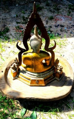 พระพุทธชินราช ออกวัดพระศรีรัตนมหาธาตุวรมหาวิหาร เนื้อทองเหลืองเก่ามีคราบ ฐานกว้าง 15นิ้ว สูง 21นิ้ว พระบ้านพระแท้ครับพิธีใหญ่