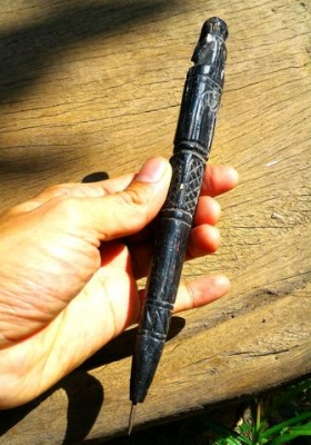 เหล็กจานยันต์เก่า พระปิดตาจุ่มรักดำ แกะสลักด้วยมือ ยาว 8.5นิ้ว งานแฮนด์แมดมีชิ้นเดียวในโลก