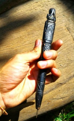 เหล็กจานยันต์เก่า พระปิดตาจุ่มรักดำ แกะสลักด้วยมือ ยาว 8.5นิ้ว งานแฮนด์แมดมีชิ้นเดียวในโลก