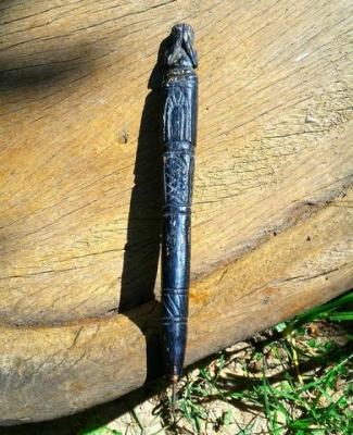 เหล็กจานยันต์เก่า พระปิดตาจุ่มรักดำ แกะสลักด้วยมือ ยาว 8.5นิ้ว งานแฮนด์แมดมีชิ้นเดียวในโลก