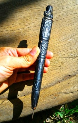 เหล็กจานยันต์เก่า พระปิดตาจุ่มรักดำ แกะสลักด้วยมือ ยาว 8.5นิ้ว งานแฮนด์แมดมีชิ้นเดียวในโลก