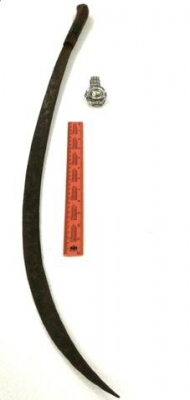 ดาบโค้งวงพระจันทร์ ของเก่าของโบราณ สองชั่วอายุคน ยาว 40กว่านิ้ว แข็งแรงชี่ยนหมากเก่ายุคต้น ตัวใหญ่ลงรักดำแดง แกะสลักลวดลายด้วยมือ แข็งแรงดี