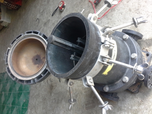 ถังกรองน้ำชนิดพลาสติกหนาทนแรงดันได้สูง ยี่ห้อ NIHON ฝาเปิดปิดได้ด้วยน้อต