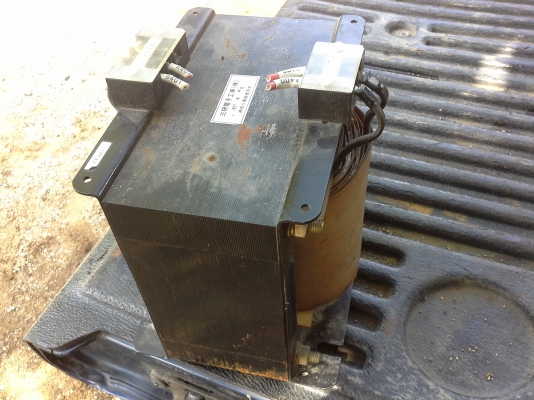 หม้อแปลงไฟจาก 200-220 V. เป็น 100-110 V.  จากญี่ปุ่นขนาดกระแสได้ถึง 25 A.