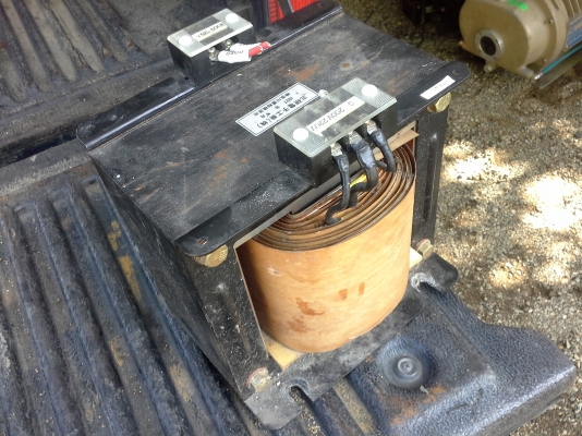 หม้อแปลงไฟจาก 200-220 V. เป็น 100-110 V.  จากญี่ปุ่นขนาดกระแสได้ถึง 25 A.