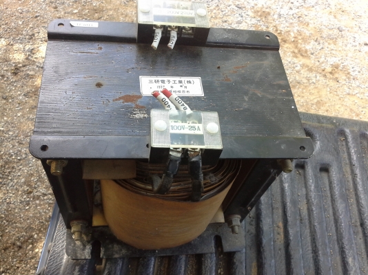 หม้อแปลงไฟจาก 200-220 V. เป็น 100-110 V.  จากญี่ปุ่นขนาดกระแสได้ถึง 25 A.