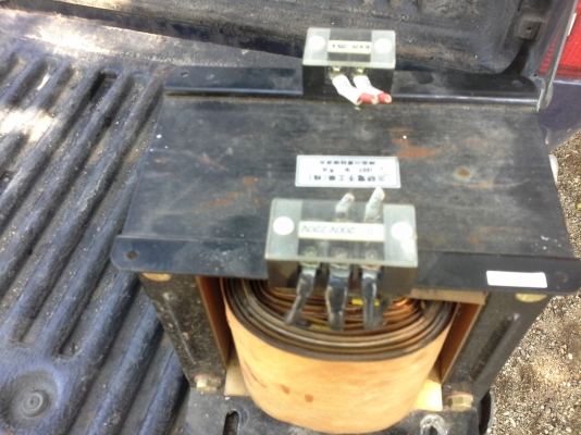 หม้อแปลงไฟจาก 200-220 V. เป็น 100-110 V.  จากญี่ปุ่นขนาดกระแสได้ถึง 25 A.