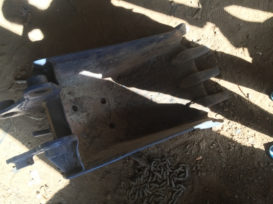 บุ้งกี๋ แบคโฮ PC20 รูสลัก 35 ราคา 6,500