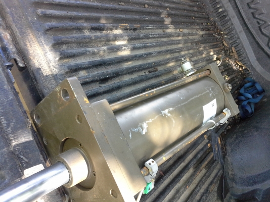 ชุดกระบอกสูบนิวเมติกขนาดใหญ่ ยี่ห้อ CKD จากญี่ปุ่น ระยะเลื่อยเข้า - ออก 53 ซม.