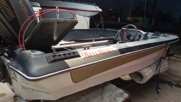 BassMaster 15ฟุต สวยๆ เรือเปล่าๆ มีแต่พวงมาลัย ไม่มีเครื่อง ไม่มีคอนโทรล ไม่มีเทลนเลอ ครับ