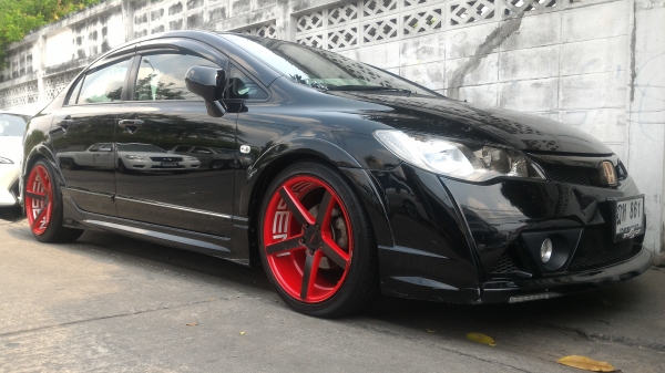 ล้อแม็กขอบ18 5รู114 กว้าง 8.5 9.5 ออฟ 38 พร้อมยาง 225 40 13 สวยๆคับ