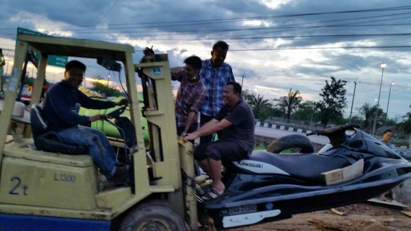 แจ้งลูกค้าครับ tractor-backhoe เปิดตู้ lot ใหม่ครับ สินค้าเก่าญี่ปุ่น เข้ามาอีกเพี๊ยบ สนใจชมได้ที่พระราม 2 กม 81 ครับ