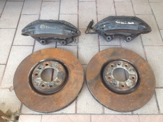 เบรค bremboเเท้ 4 POT ใหญ่พร้อมจาน310หนา30มิลผ้าหนาอยู่เก่าญี่ปุ่นเเท้สีเดิมๆ