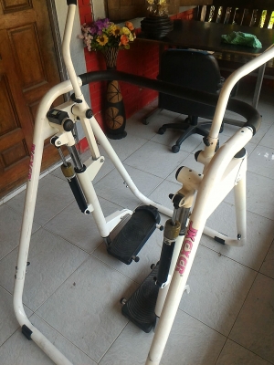 เครื่องออกกำลังกายแบบก้าวเดินไม่มีแรงกระแทรกจากญี่ปุ่นแบบเหมือนการก้าวเดินจริงๆ ปรับแรงต้านได้ มีก้านมือให้จับปรับสูงต่ำได้ โครงสร้างเหล็กแข็งแรง