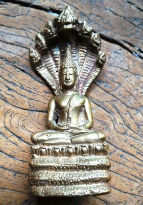 พระปางนาคปรก พระประจำวันเสาร์ เนื้อระฆังทองก้นอุดเทียนชัย ฐานกว้าง 1.7 นิ้ว สูง 3.6 นิ้ว