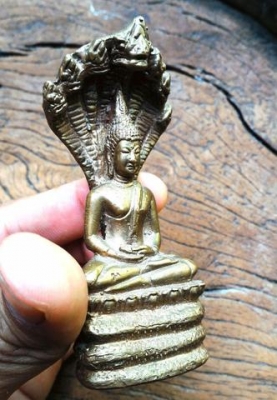 พระปางนาคปรก พระประจำวันเสาร์ เนื้อระฆังทองก้นอุดเทียนชัย ฐานกว้าง 1.7 นิ้ว สูง 3.6 นิ้ว