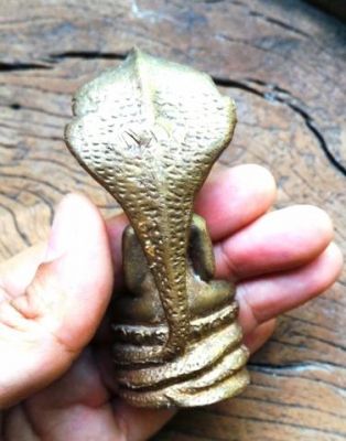 พระปางนาคปรก พระประจำวันเสาร์ เนื้อระฆังทองก้นอุดเทียนชัย ฐานกว้าง 1.7 นิ้ว สูง 3.6 นิ้ว