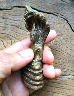 พระปางนาคปรก พระประจำวันเสาร์ เนื้อระฆังทองก้นอุดเทียนชัย ฐานกว้าง 1.7 นิ้ว สูง 3.6 นิ้ว