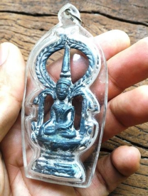 พระทรงเครื่องขนนกนั่งพาน เนื้อชินตะกั่ว สวยแปลกหายากครับ สูง 2.5นิ้ว