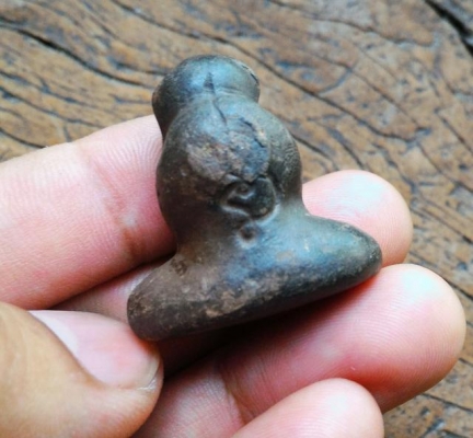 พระกริ่งปิดตา เนื้อดินเผา จานยันต์ ขนาดกำลังสวย พระแปลกหายากมากๆ