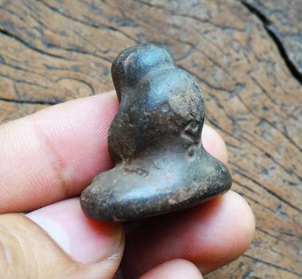 พระกริ่งปิดตา เนื้อดินเผา จานยันต์ ขนาดกำลังสวย พระแปลกหายากมากๆ