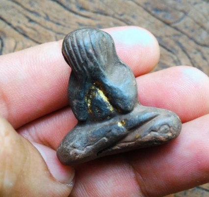 พระกริ่งปิดตา เนื้อดินเผา จานยันต์ ขนาดกำลังสวย พระแปลกหายากมากๆ