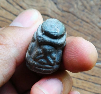 พระปิดตาสี่ทิศ เนื้อเก่ามีคราบ สวยแปลกหายากครับ