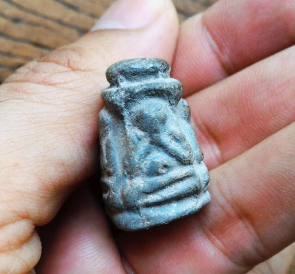 พระปิดตาสี่ทิศ เนื้อเก่ามีคราบ สวยแปลกหายากครับ