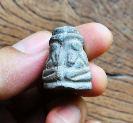 พระปิดตาสี่ทิศ เนื้อเก่ามีคราบ สวยแปลกหายากครับ