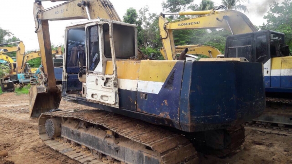 ขายรถแบคโฮ KOMATSU 200-5 คอนโทนสั้น แอร์ไฟฟ้าเอกสารพร้อม สนใจโทร 081-970-1072