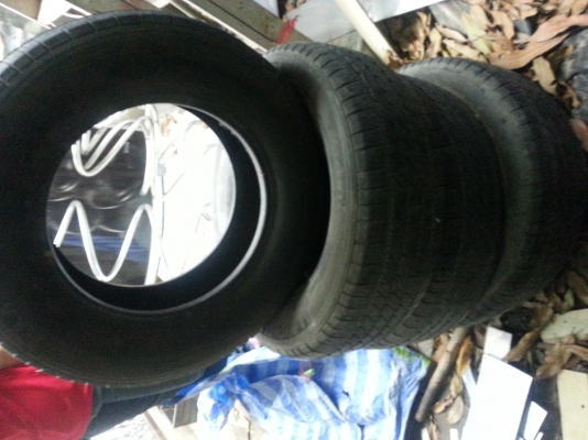 ขายยาง 265-65-17 สภาพดี แบ่งกันไปใช้ 4 เส้น 2800 บาท ขายยาง 265-65-17 สภาพดี แบ่งกันไปใช้ 4 เส้น 2800 บาท