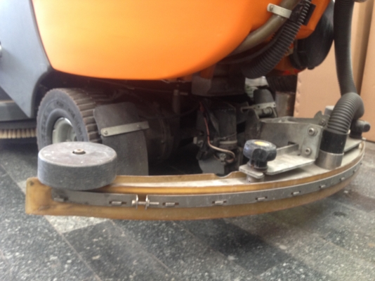 เครื่องทำความสะอาดพื้นแบบไฟฟ้า Taski Swingo 3500