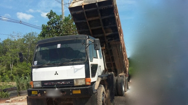 รถมิตซู 10 ล้อดั้ม FN527M - TF  220 แรงม้า. ปี 38.    สนใจติดต่อ  081 - 6079515