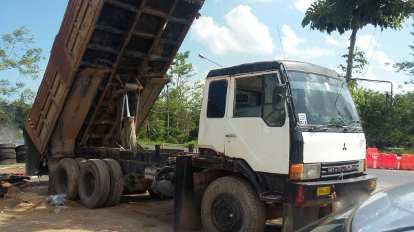 รถมิตซู 10 ล้อดั้ม FN527M - TF  220 แรงม้า. ปี 38.    สนใจติดต่อ  081 - 6079515