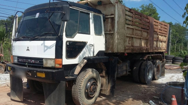 รถมิตซู 10 ล้อดั้ม FN527M - TF  220 แรงม้า. ปี 38.    สนใจติดต่อ  081 - 6079515