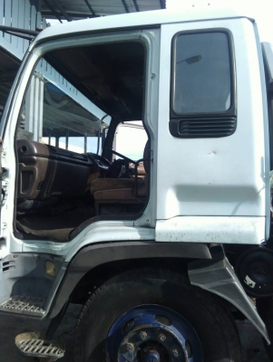 รถอีซูซุ 10 ล้อ ( บรรทุกถัง เคที. )   FVM  195  แรงม้า. ปี 38.    สนใจติดต่อ  081 - 6079515