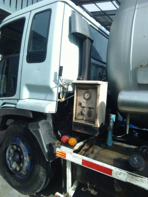 รถอีซูซุ 10 ล้อ ( บรรทุกถัง เคที. )   FVM  195  แรงม้า. ปี 38.    สนใจติดต่อ  081 - 6079515