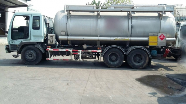 รถอีซูซุ 10 ล้อ ( บรรทุกถัง เคที. )   FVM  195  แรงม้า. ปี 38.    สนใจติดต่อ  081 - 6079515