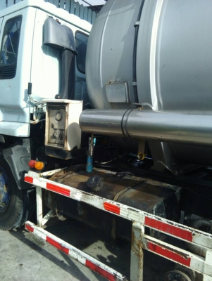 รถอีซูซุ 10 ล้อ ( บรรทุกถัง เคที. )   FVM  195  แรงม้า. ปี 38.    สนใจติดต่อ  081 - 6079515