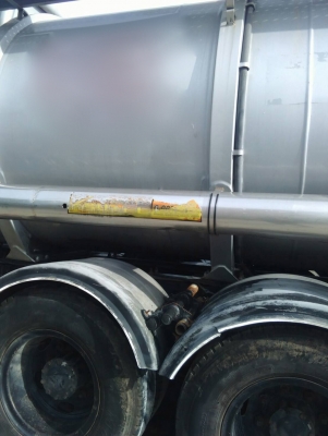 รถอีซูซุ 10 ล้อ ( บรรทุกถัง เคที. )   FVM  195  แรงม้า. ปี 38.    สนใจติดต่อ  081 - 6079515