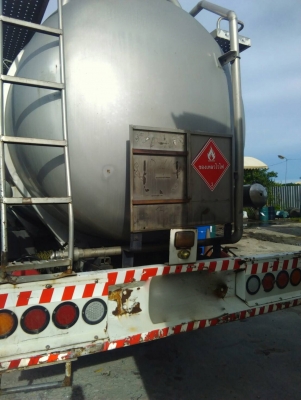 รถอีซูซุ 10 ล้อ ( บรรทุกถัง เคที. )   FVM  195  แรงม้า. ปี 38.    สนใจติดต่อ  081 - 6079515