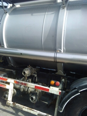 รถอีซูซุ 10 ล้อ ( บรรทุกถัง เคที. )   FVM  195  แรงม้า. ปี 38.    สนใจติดต่อ  081 - 6079515