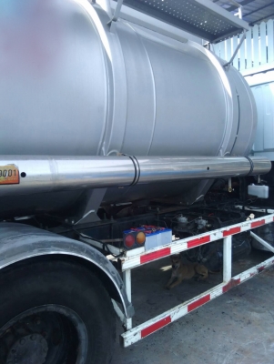 รถอีซูซุ 10 ล้อ ( บรรทุกถัง เคที. )   FVM  195  แรงม้า. ปี 38.    สนใจติดต่อ  081 - 6079515